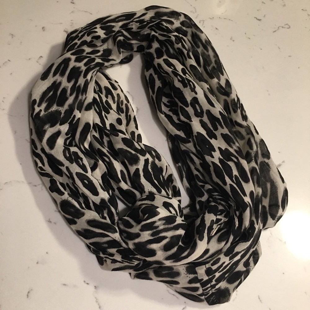 Infinity Scarf snow leopard print black white
